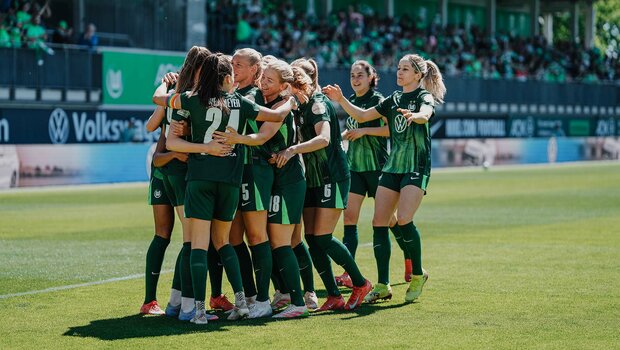 Die Spielerinnen des VfL Wolfsburg jubeln.