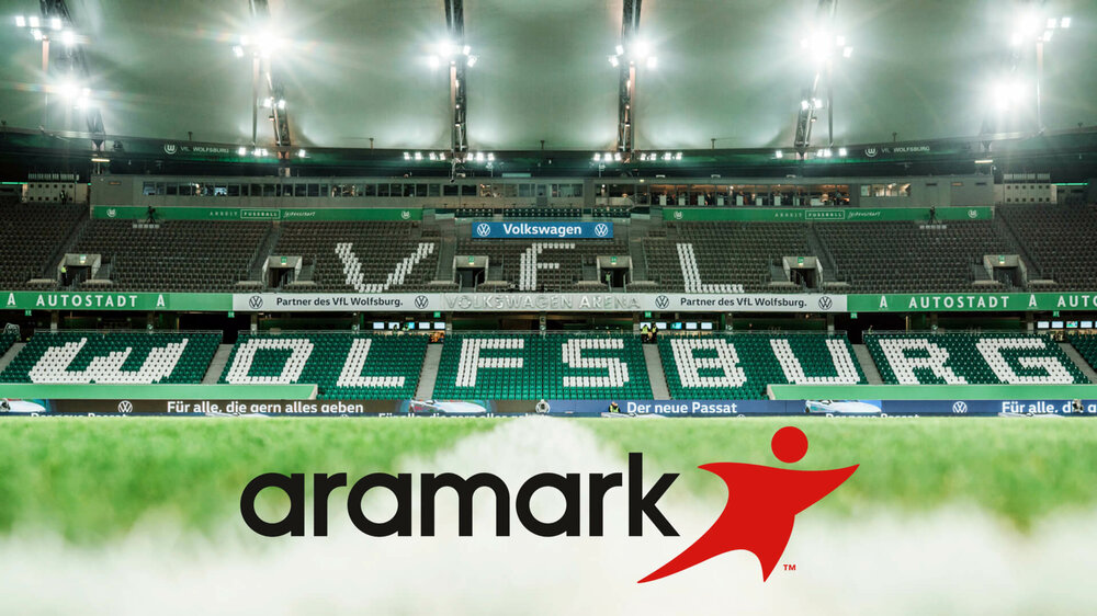 Der Innenraum der Volkswagen Arena - mit dem Logo von Catering-Partner Aramark. 