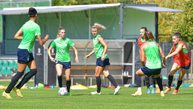 Die VfL Wolfsburg Frauen bei einer Trainingsübung auf dem Platz.
