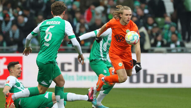 Der VfL-Wolfsburg-Spieler Patrick Wimmer im Zweikampf um den Ball.
