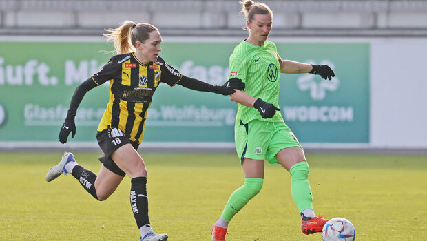 Die VfL Wolfsburg-Spielerin Alexandra Popp im Zweikampf um den Ball.