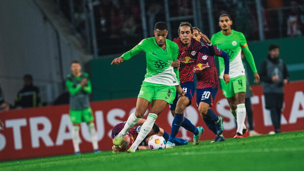 Aster Vranckx vom VfL Wolfsburg kämpft um den Ball im Zweikampf mit deinem Spieler aus Leipzig.