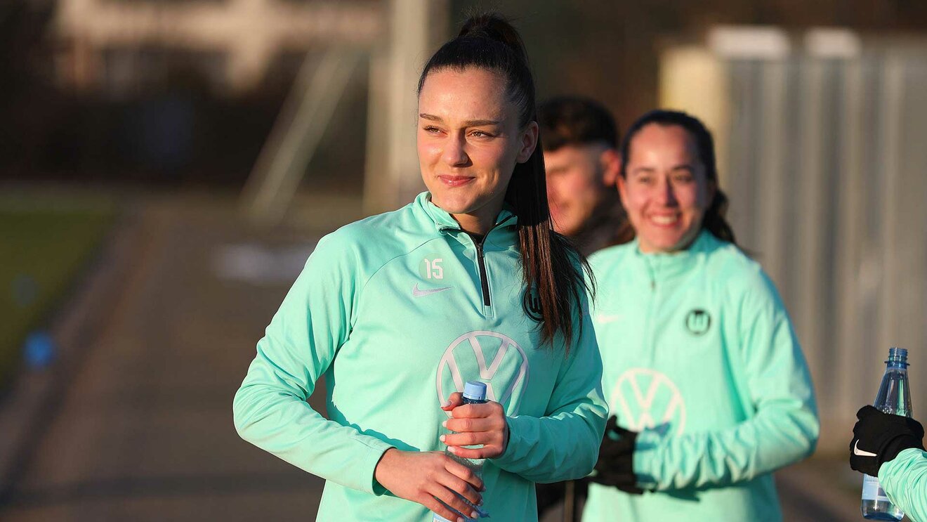 Die VfL-Wolfsburg-Spielerin Diana Nemeth lächelt nach dem Training in die Kamera.