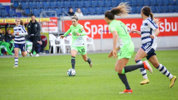 VfL-Wolfsburg-Spielerin Svenja Huth läuft mit dem Ball. 