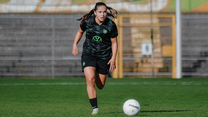 Eine Spielerin der U20-Frauen des VfL Wolfsburg läuft mit dem Ball.