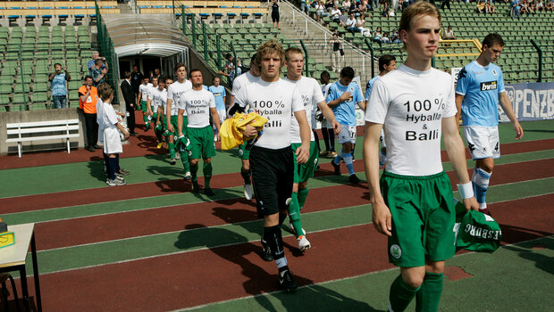 Die VfL-Wolfsburg-Spieler laufen zum Pokalfinale 2008 auf das Spielfeld.