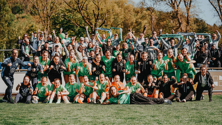 Die U17-Spielerinnen vom VfL Wolfsburg jubeln mit den Fans.