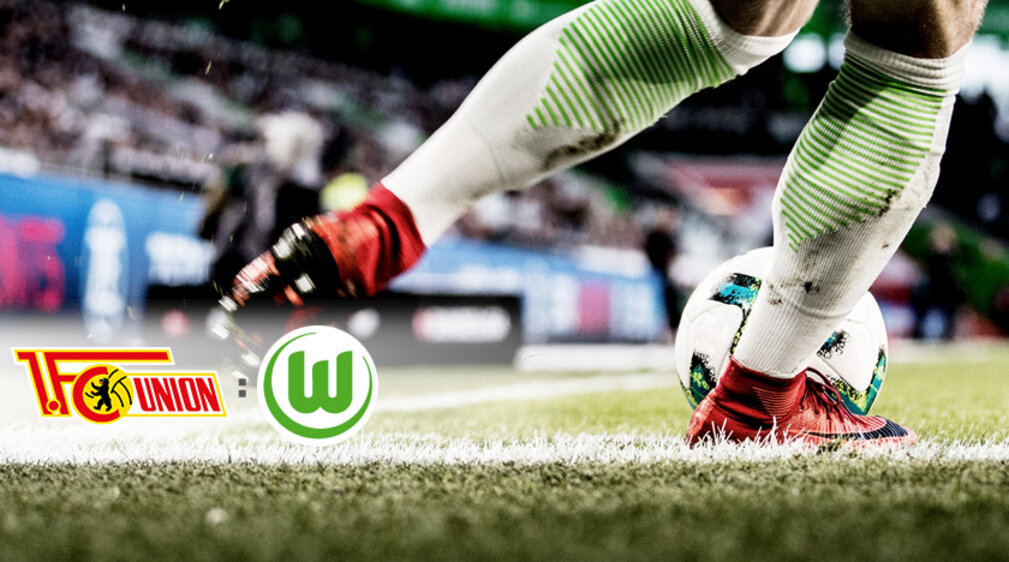 Ein VfL Wolfsburg-Spieler schießt gegen einen Ball, seine Füße sind in der Nahaufnahme. Davor sind die Logos von Union Berlin und dem VfL.