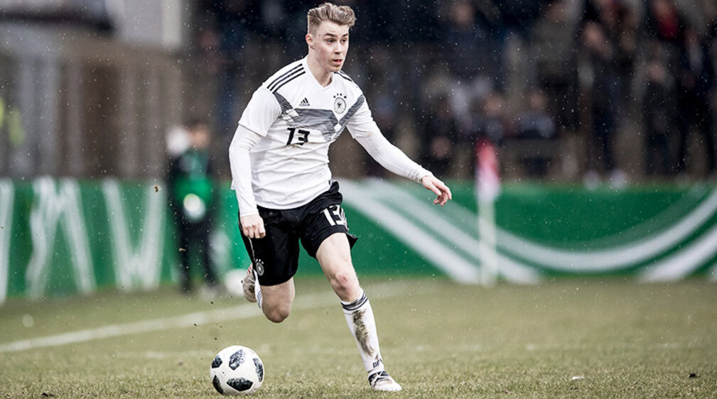 VfL Wolfsburg-Nachwuchsspieler Davide Itter im Dress der deutschen U19-Nationalmannschaft spielt den Ball. 
