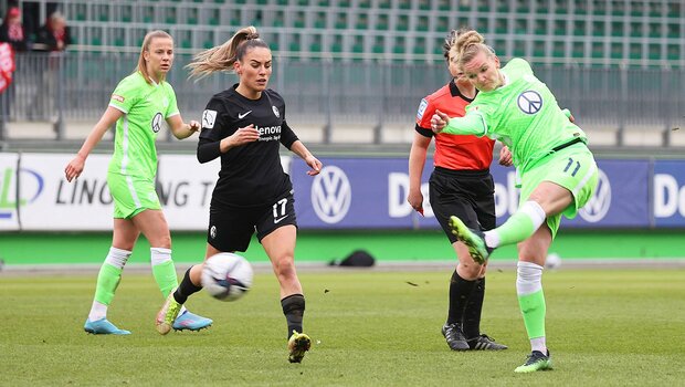Alexandra Popp in Schußposition im Spiel gegen den SC Sand.