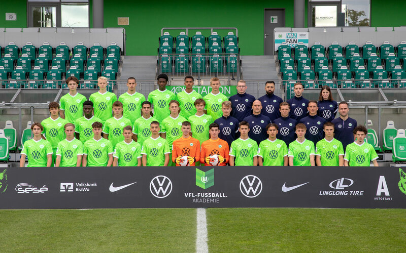 Die U17 Junioren des VfL Wolfsburg schießen ein Mannschaftsfoto.