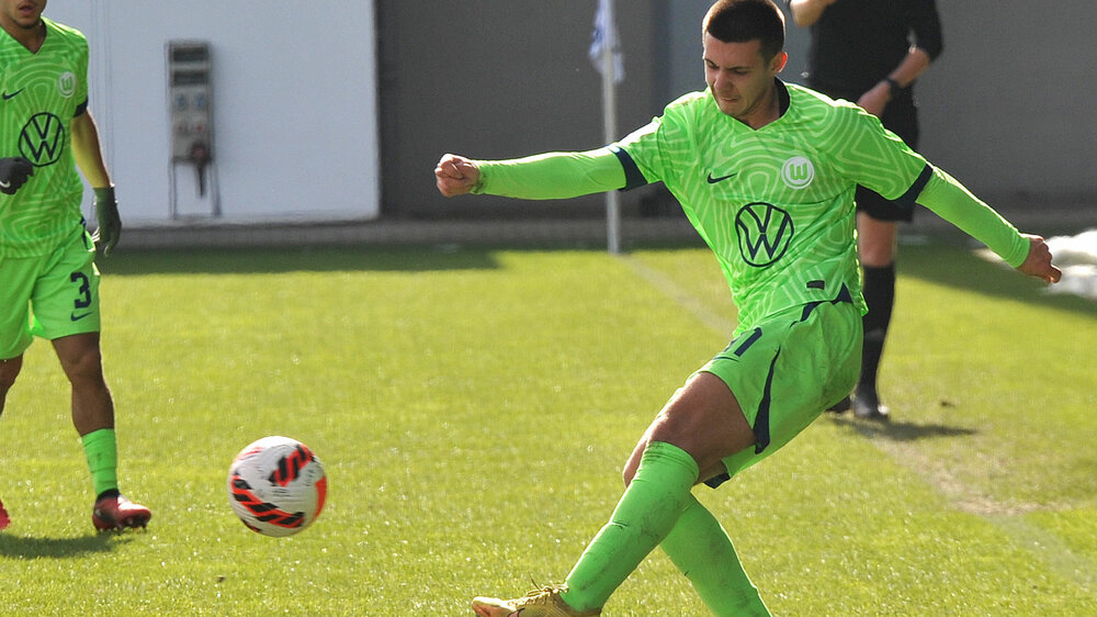VfL Wolfsburg U17 Spieler Bosacki passt den Ball.