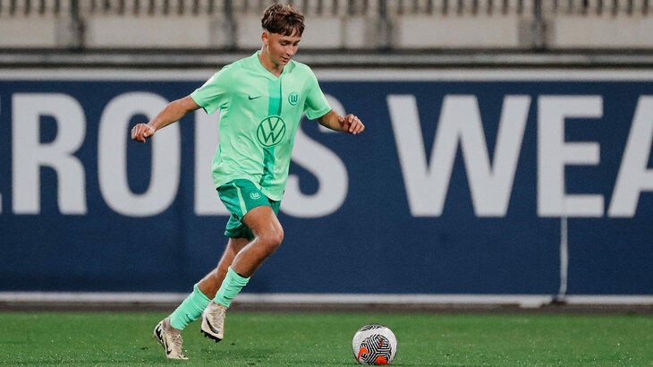 Ein U17-Nachwuchspieler des VfL-Wolfsburg läuft dem Ball hinterher.