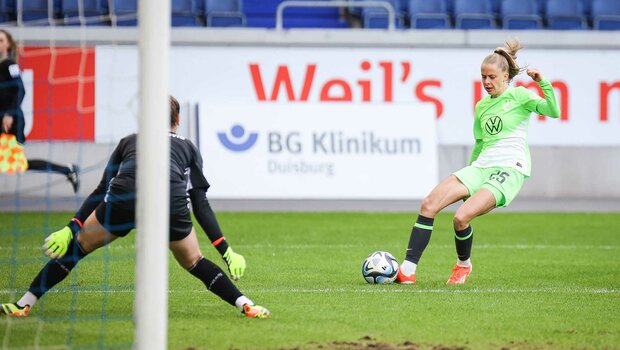 VfL-Wolfsburg-Spielerin Vivien Endemann schießt den Ball aufs Tor.