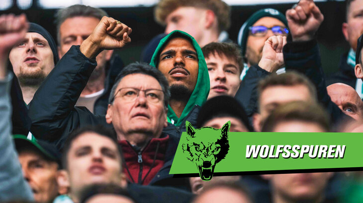 VfL Wolfsburg-Spieler Mortiz Jenz verfolgt die Partie der Wölfe gegen Bochum von den Zuschauerrängen aus.