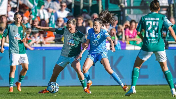 VfL-Wolfsburg-Spielerin Joelle Wedemeyer im Zweikampf mit einer Gegenspielerin.