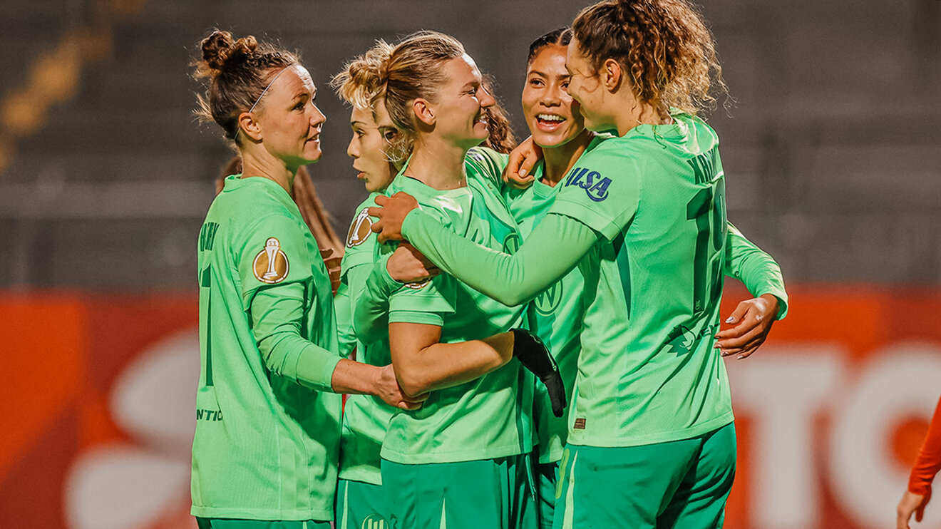 Die VfL-Wolfsburg-Spielerinnen stehen im Kreis und jubeln.