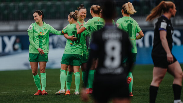 Die VfL-Spielerinnen jubeln miteinander.