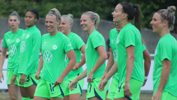 Die VfL Wolfsburg-Spielerinnen machen sich zusammen vor dem Spiel warm.