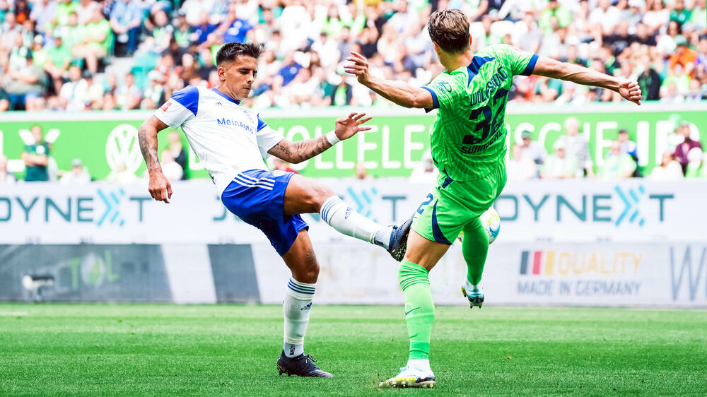 VfL-Wolfsburg-Spieler Mattias Svanberg bei einem Zweikampf im Spiel.
