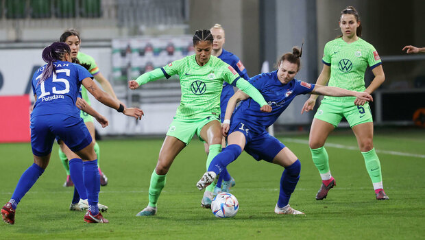 Die VfL Wolfsburg-Spielerin Sveindis Jonsdottir im Zweikampf um den Ball.