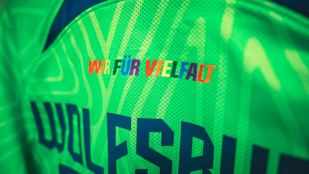 Auf dem Rücken des Trikots des VfL-Wolfsburg ist ein Patch unter dem Motto der Vielfaltsspieltage gedruckt.