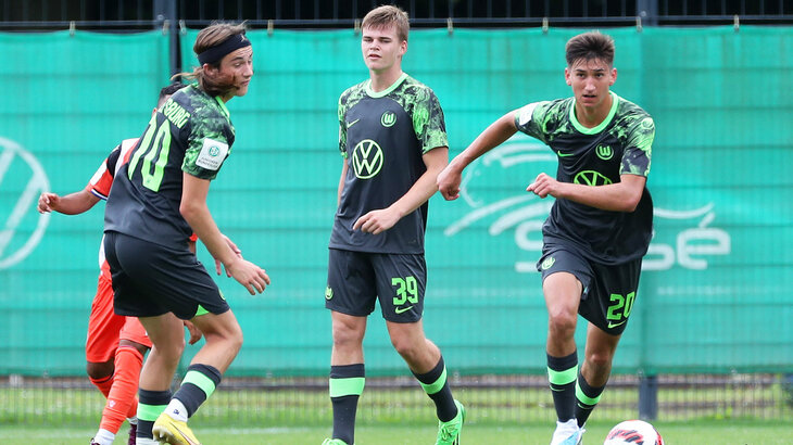 Die U19-Spieler des VfL Wolfsburg befinden sich im Ballbesitz.