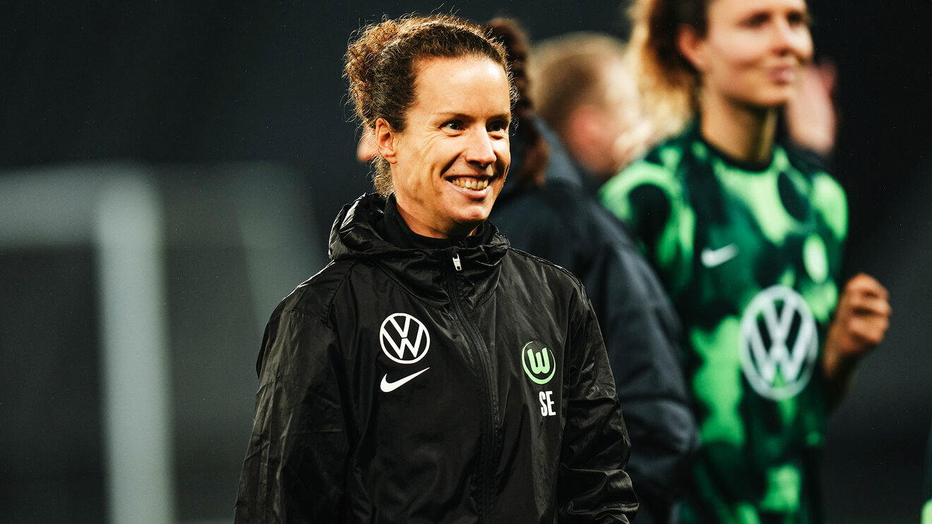 VfL-Wolfsburg-Assistenztrainerin Sabrina Eckhoff lacht.