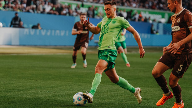 VfL-Wolfsburg-Spieler Kilian Fischer läuft mit dem Ball.