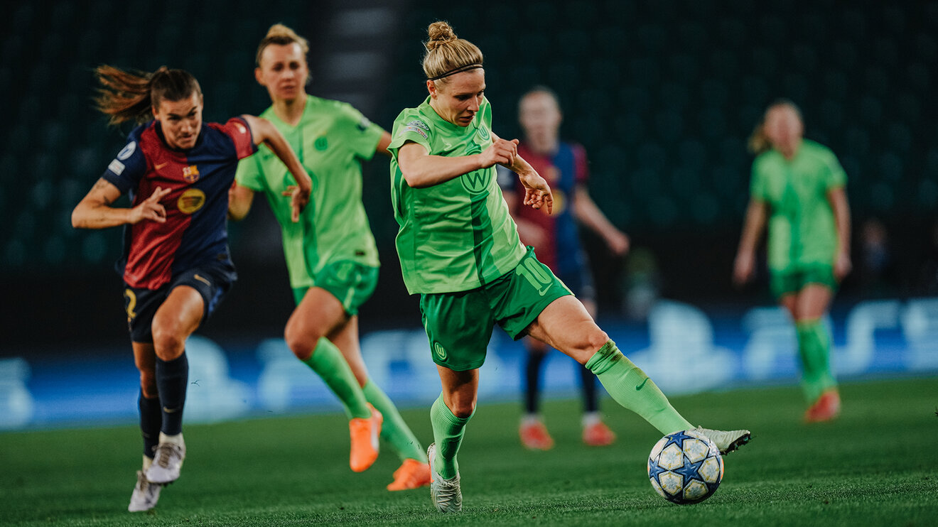DIe VfL-Wolfsburg-Spielerin Svenja Huth im Zweikampf.