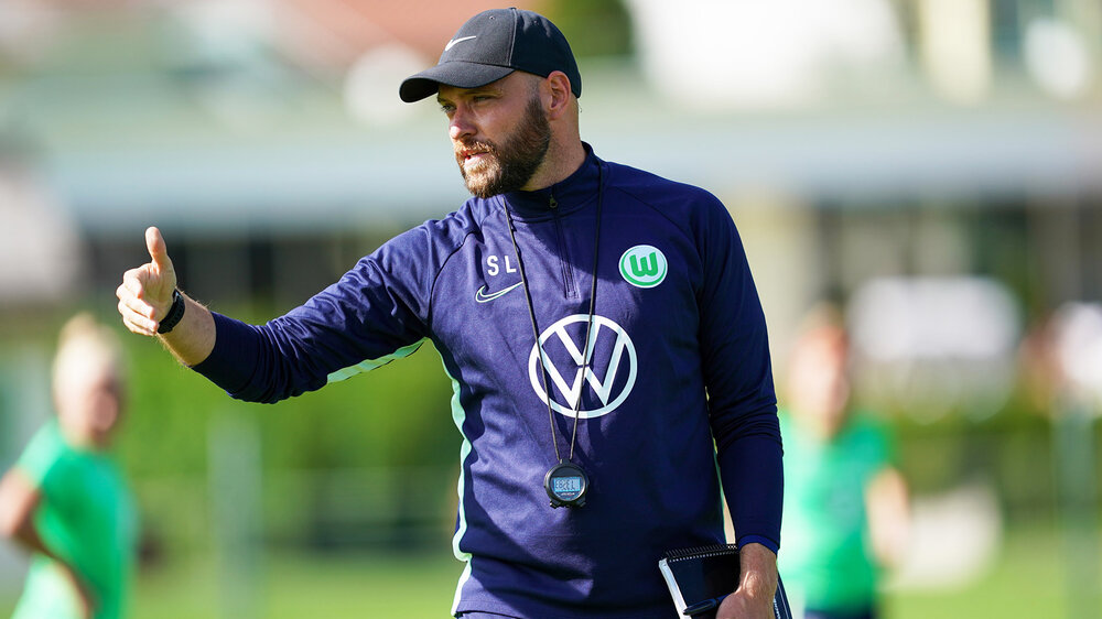 Stephan Lerch, Trainer der Frauen des VfL Wolfsburg gibt beim Training eine Anweisung.