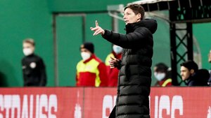 U17-Trainer Steffen Bauer mit seinen zwei Neuzugängen.