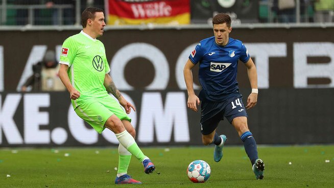 VfL Wolfsburg Spieler Maximilian Kruse beim Zweikampf.