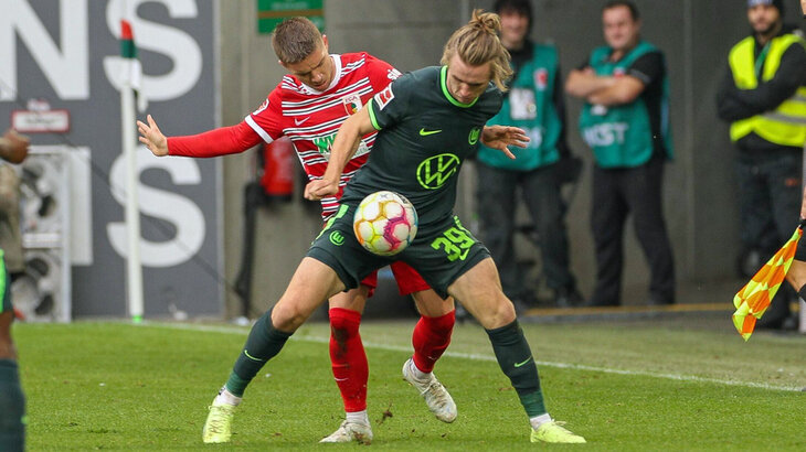 Der VfL Wolfsburg-Spieler Patrick Wimmer im Zweikampf um den Ball.