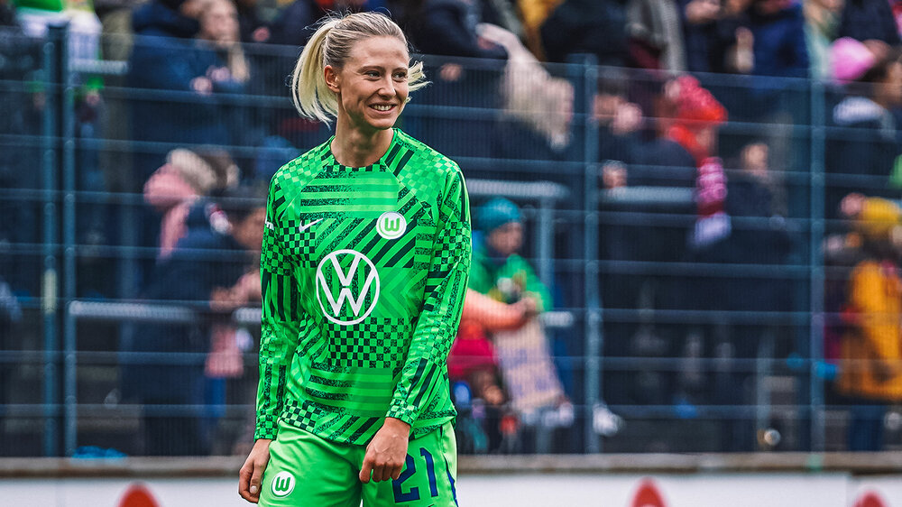 VfL-Wolfsburg-Spielerin Rebecka Blomqvist lacht.