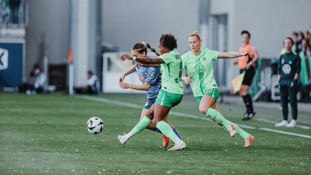 Lineth Beerensteyn vom VfL Wolfsburg im Duell mit einer Gegenspielerin.