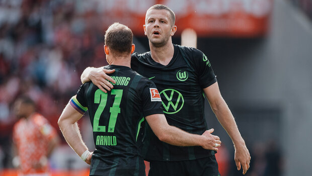 Die beiden VfL-Wolfsburg-Spieler Denis Vavro und Maximilian Arnold umarmen sich.