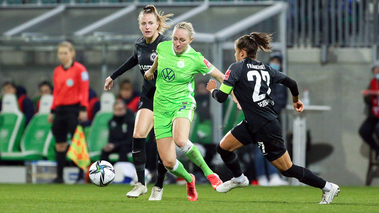 VfL Wolfsburg-Spielerin Bremer im Zweikampf um den Ball.
