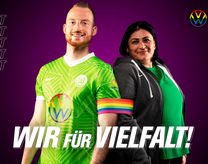 Maximilian Arnold und die kurdische Mitarbeiterin Taban des VfL Wolfsburg stecken anlässlich des Vielfaltsshootings in einer regenbogenfarbenen Kapitänsbinde. 