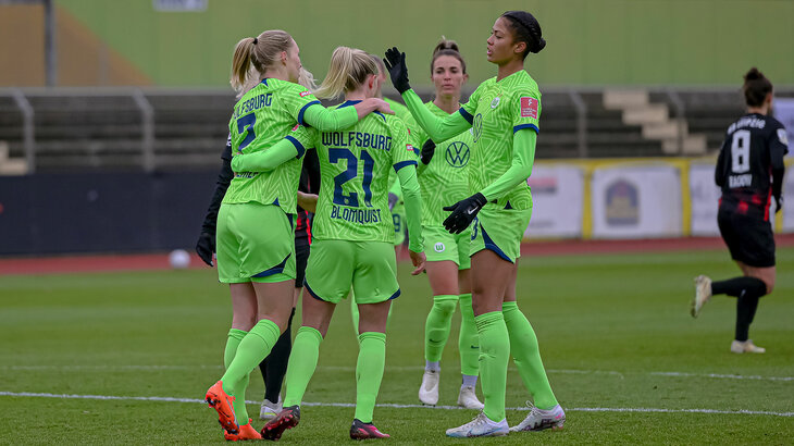 Die Frauen des VfL Wolfsburg jubeln gemeinsam nach einem Tor.