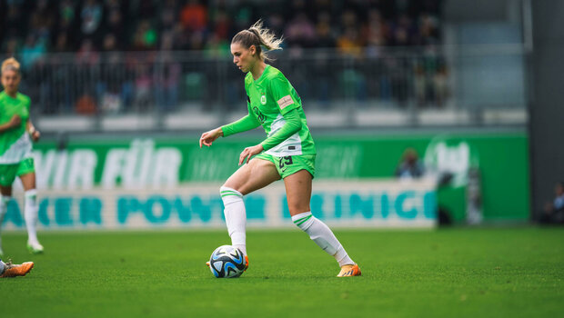 Die VfL-Wolfsburg-Spielerin Jule Brand läuft mit dem Ball.