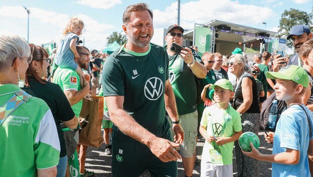 VfL Wolfsburg Trainer Ralph Hasenhüttl läuft beim VfL Familienfest lächelnd durch die Menge.
