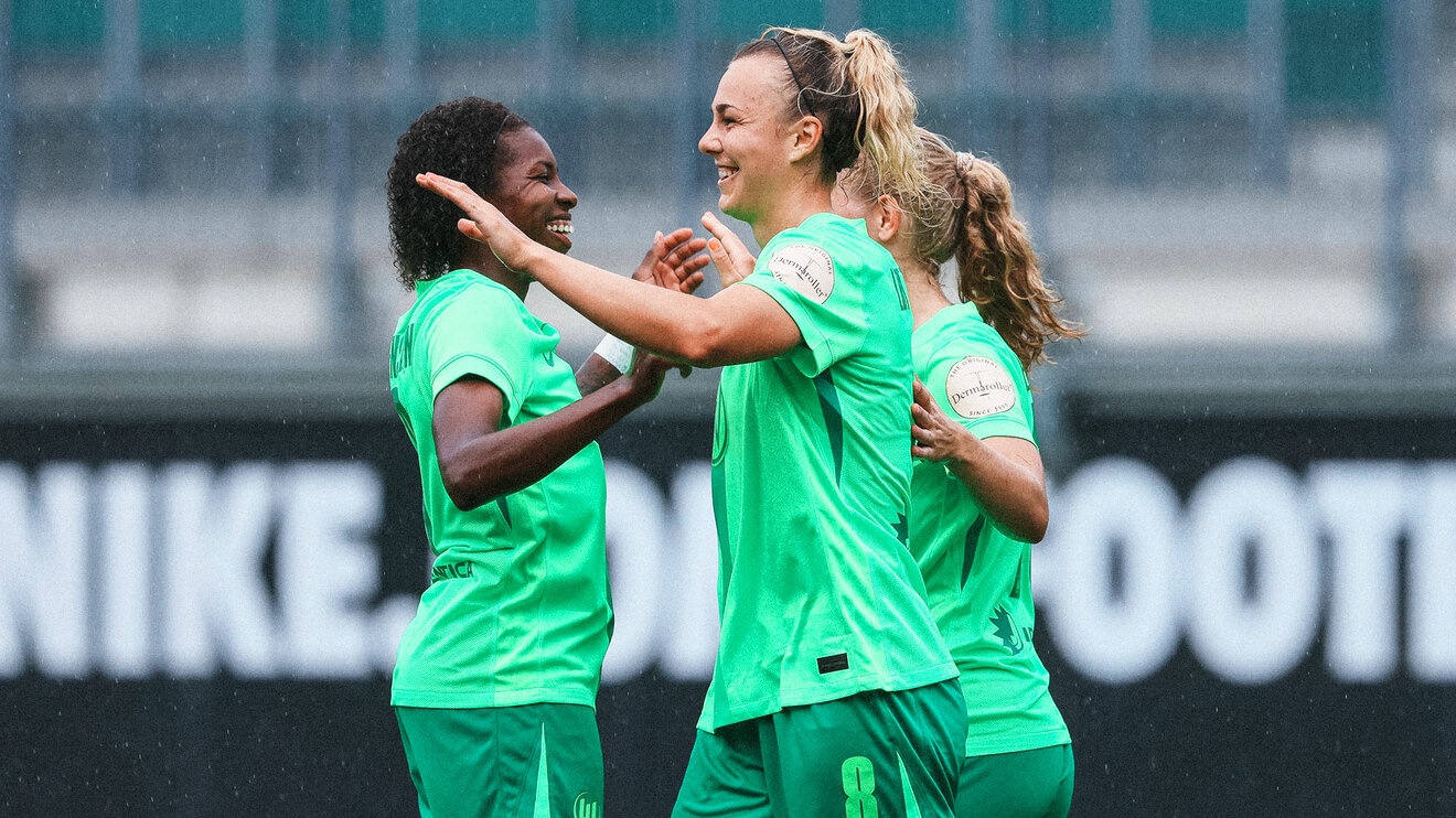 Die VfL-Wolfsburg-Spielerinnen Beerensteyn und Lattwein klatschen sich glücklich ab.