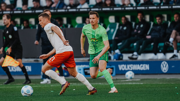 Der VfL-Wolfsburg-Spieler Yannick Gerhadt im Zweikampf mit einem Gegenspieler von Heidenheim.