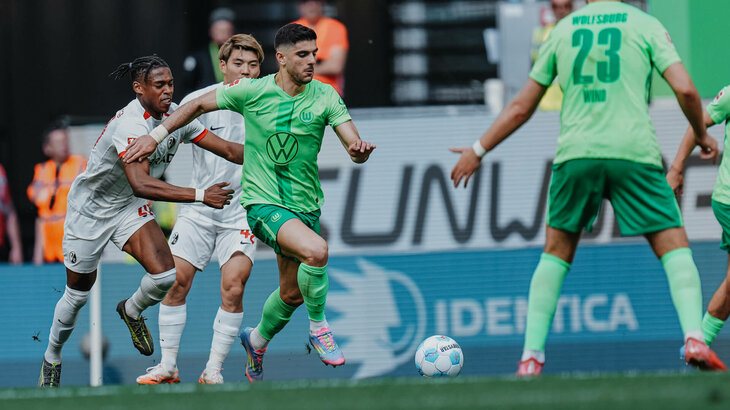 Der VfL-Wolfsburg-Spieler Konstantinos Koulierakis im Zweikampf um den Ball.