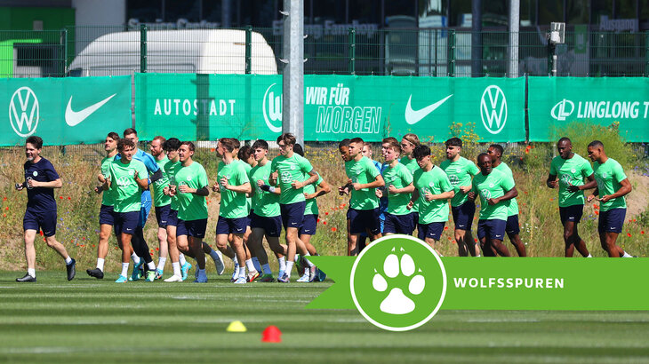 VfL Wolfsburg's neuer Kader beim Aufwärmen im ersten Training der neuen Saison.
