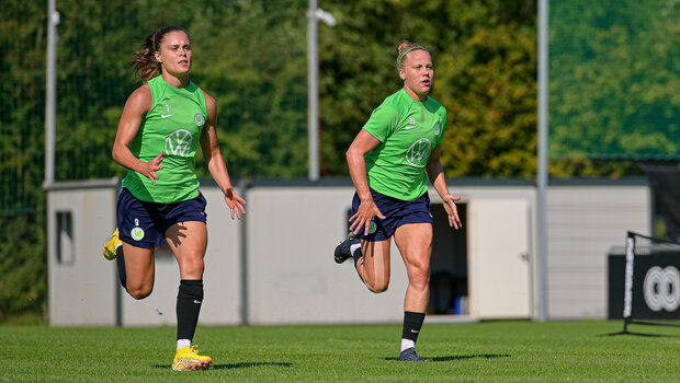 Ewa Pajor und Pia Sofie Wolter vom VfL Wolfsburg sprinten nebeneinander.