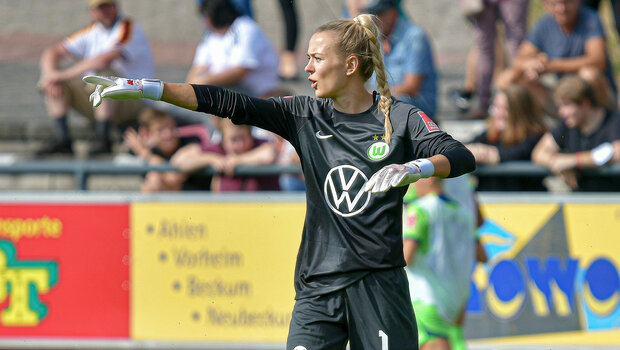 VfL Wolfsburg Torhüterin Merle Fromms streckt die Hand aus und gibt Anweisungen.