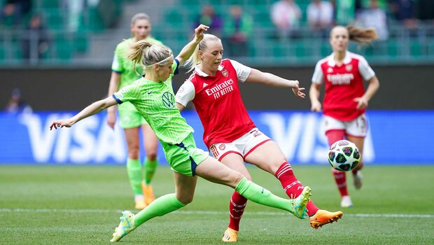 VfL-Wolfsburg-Spielerin Kathi Hendrich im Zweikampf im UWCL Spiel gegen Arsenal.