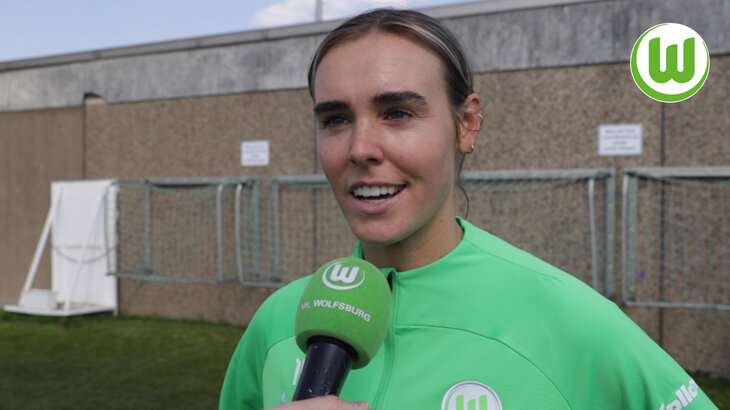 VfL-Wolfsburg-Spielerin Jill Roord am Mikrofon.